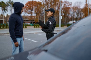 Kadın polis suçlunun cezasını çekiyor.