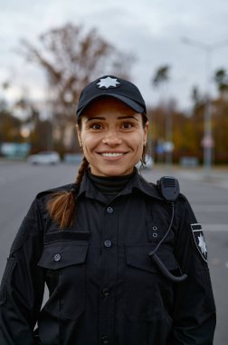 Sokakta gülümseyen kadın polis portresi