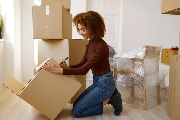 Side view portrait woman signing cardboard box — Stock Photo, Image