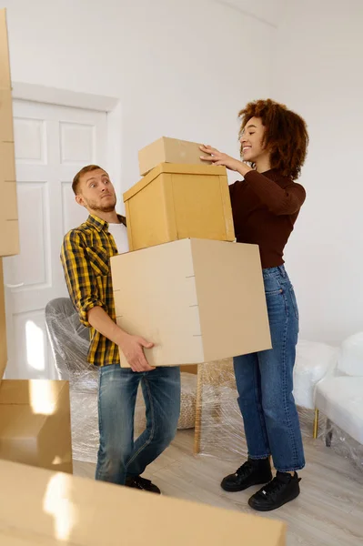 Moglie e marito si trasferiscono in una nuova casa — Foto Stock