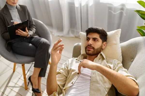 Female psychologist working with man on couch — Stock Photo, Image