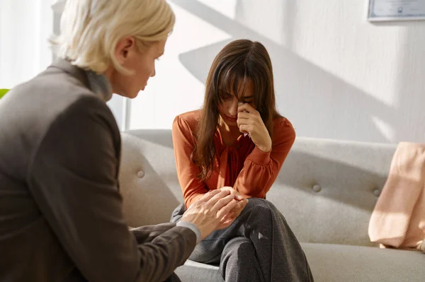 Емоційна молода жінка пацієнтка розмовляє з психологом — стокове фото
