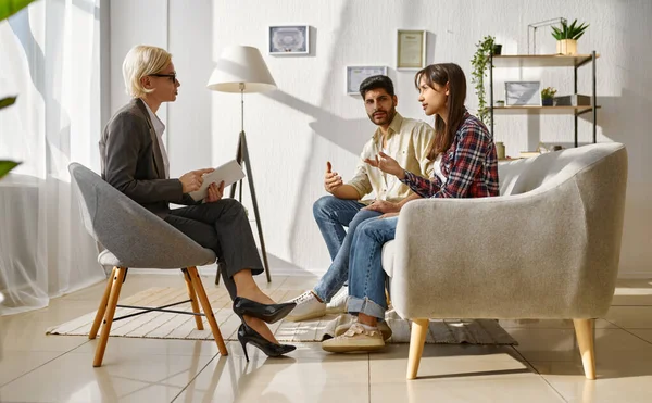 Couple arguing each other on therapy session — Stock Photo, Image