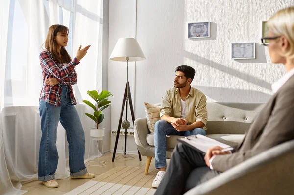 Unhappy couple arguing disagreement at psychologists office — Stock Photo, Image