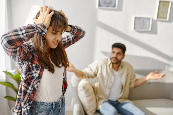 Pareja joven en sesión de consejería con psicoterapeuta — Foto de Stock