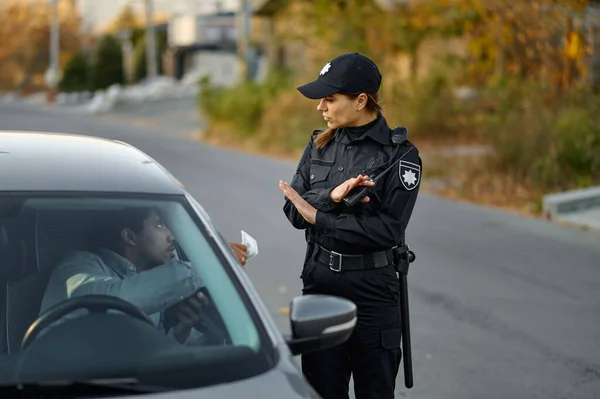 女性警察官は運転手からの賄賂を拒否する — ストック写真