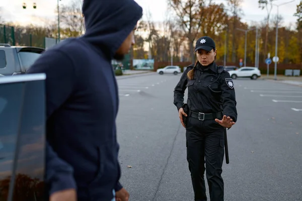 Politieagent probeert te praten met autodief — Stockfoto