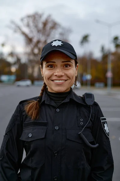 Sokakta gülümseyen kadın polis portresi — Stok fotoğraf