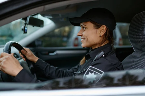 Портрет поліцейської жінки, що керує автомобілем — стокове фото