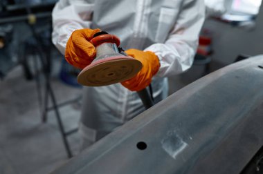 Yörüngesel cilalayıcı ile yakın çekim otomatik mekanik eller
