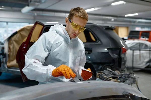 Mechanik zajmujący się lokalną naprawą nadwozia samochodu — Zdjęcie stockowe