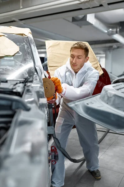 Reparateur hält Drehpolierer für Spachtelkorrektur — Stockfoto