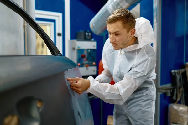 Pintor examinando carro corpo pintura processo de verificação — Fotografia de Stock