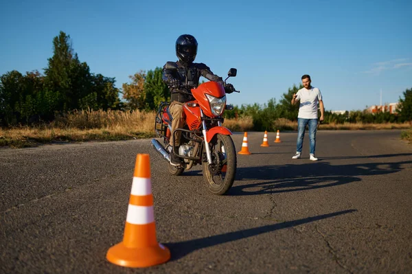 Student och instruktör, examen i motorcykelskola — Stockfoto