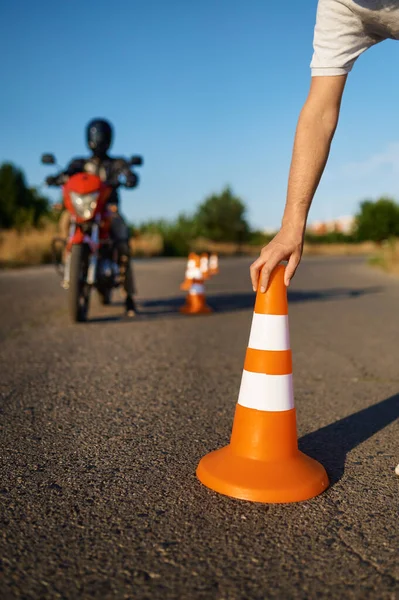 Snake equitação entre os cones, escola de motocicleta — Fotografia de Stock