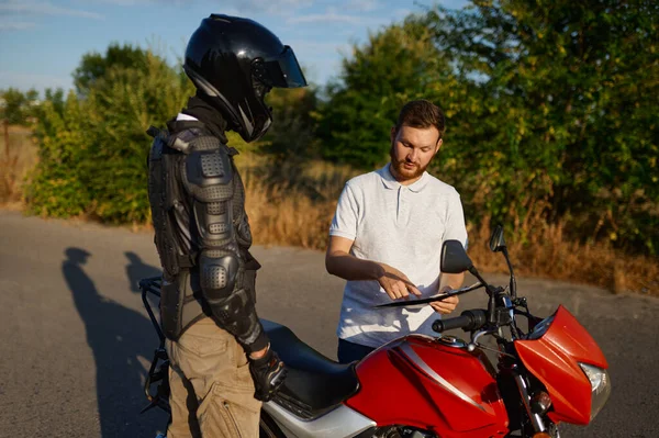 Körlektion på motorcykel, motorcykelskola — Stockfoto