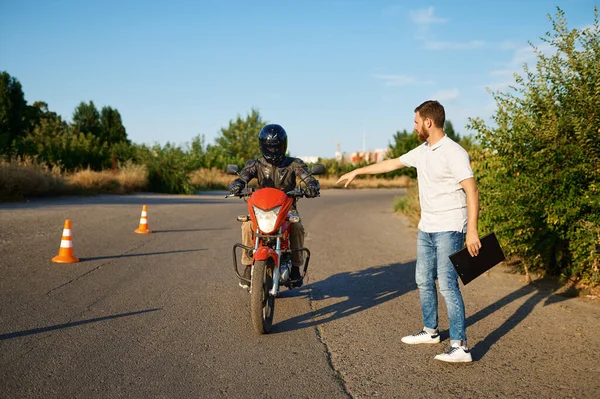 Curso de condução no autódromo, escola de motocicleta — Fotografia de Stock
