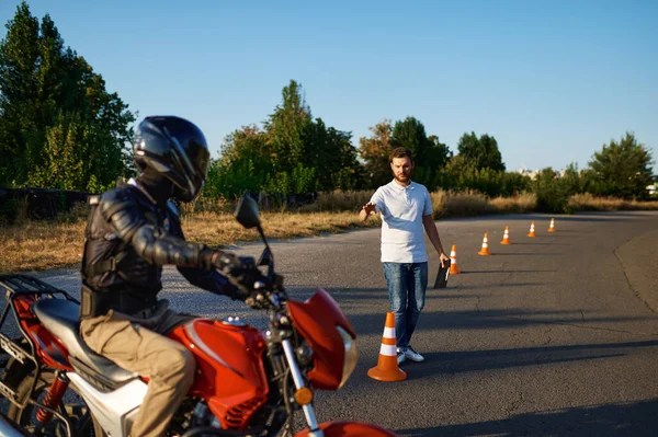 Körkurs på motordrom, motorcykelskola — Stockfoto