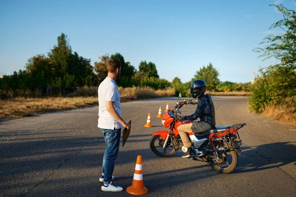 Curso de conducción en el motodromo, escuela de motocicletas —  Fotos de Stock