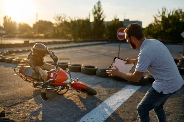 Estudante cai de uma moto, escola de motocicleta — Fotografia de Stock
