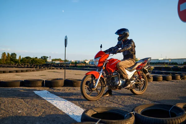 Motosikletli öğrenci başlangıç çizgisinde, motor pistinde. — Stok fotoğraf