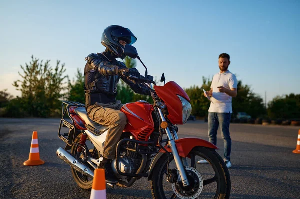 Montar entre conos, lección en la escuela de motos —  Fotos de Stock