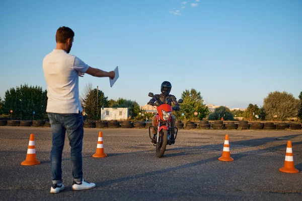 Riding between cones, lesson in motorcycle school — Stock Photo, Image