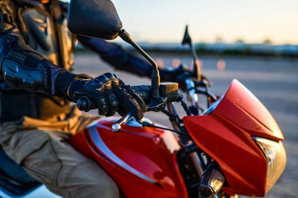 Student op de motor, close-up, motorfiets school — Stockfoto