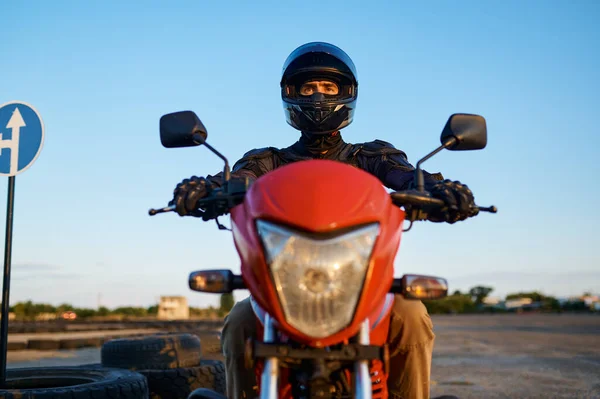 Motosikletli adam, ön manzara, motosiklet okulu. — Stok fotoğraf
