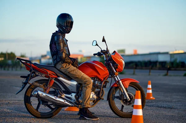 Manlig student poser på motorcykel, motorcykel skola — Stockfoto