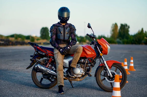 Manlig student poser på motorcykel, motorcykel skola — Stockfoto