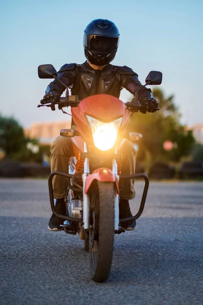 Studenten poserar på motorcykel, motorcykel skola — Stockfoto