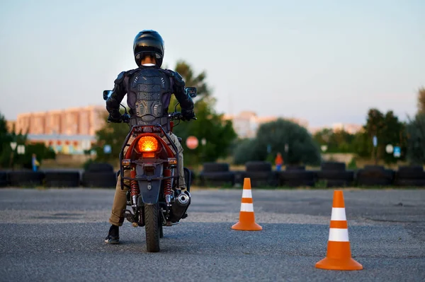 Student på motorcykel, bakåtvy, motorcykelskola — Stockfoto