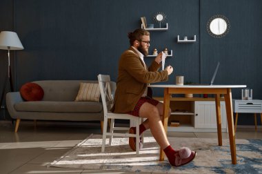 Çevrimiçi çalışan inek zeki adam inek uzmanı