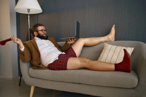Muž na volné noze komunikuje prostřednictvím video hovoru — Stock fotografie
