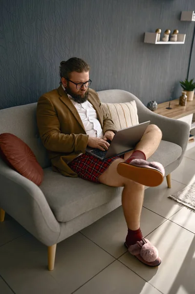 Бизнесмен общается с помощью ноутбука из домашнего офиса — стоковое фото