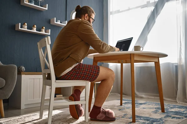 Bizarrer Aussenseiter arbeitet online — Stockfoto