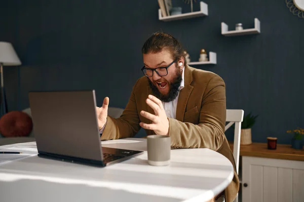 Negativ frustrierter Typ brüllt auf Laptop-Bildschirm — Stockfoto