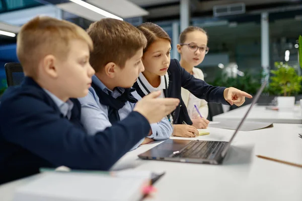 I bambini che guardano lo schermo del computer portatile discutono qualcosa — Foto Stock