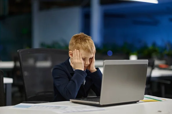 Portret van vermoeide zakenman werken met laptop — Stockfoto