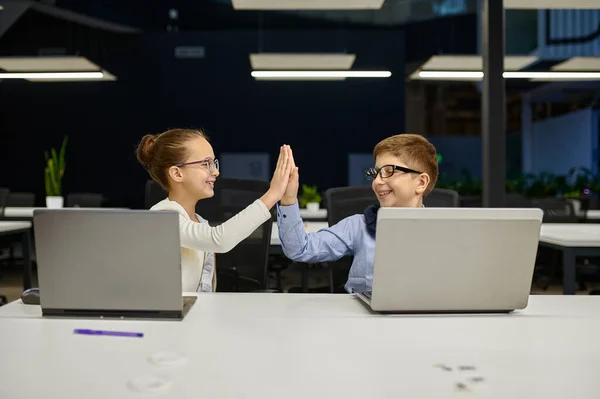 Alegres crianças bem sucedidas colegas de trabalho dando highfive — Fotografia de Stock