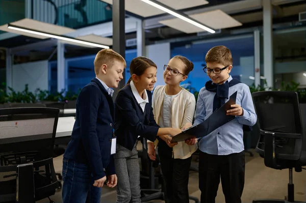 Equipo positivo de niños riendo en la oficina de negocios —  Fotos de Stock