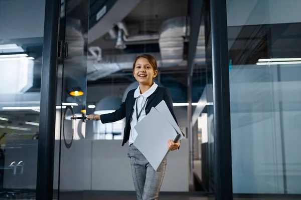 Business girl entering conference room with smile — Stock Photo, Image