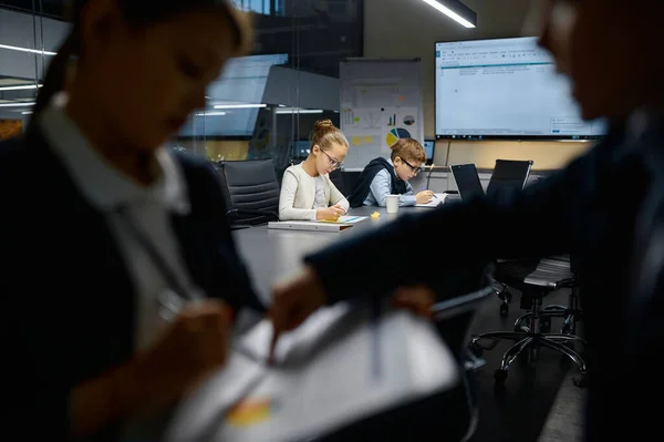 Debate del equipo de negocios infantil en la sesión informativa del grupo — Foto de Stock