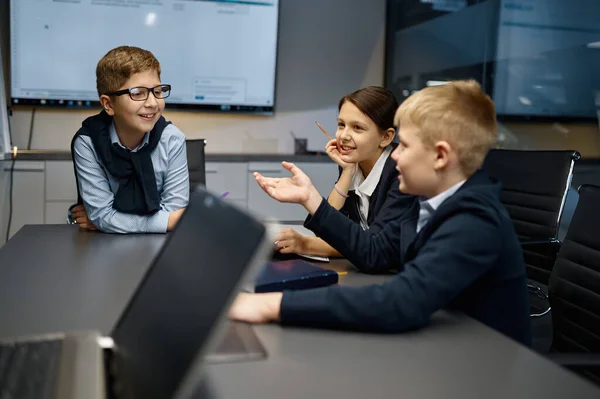 Kleine zakenman controleert mobiele telefoon tijdens kantoorvergadering — Stockfoto