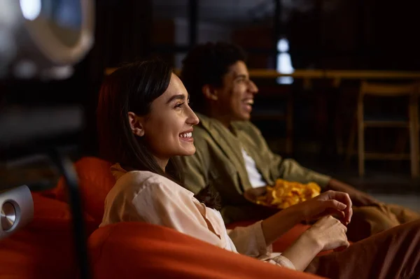 Emotionales junges Paar schaut sich Film zu Hause an — Stockfoto