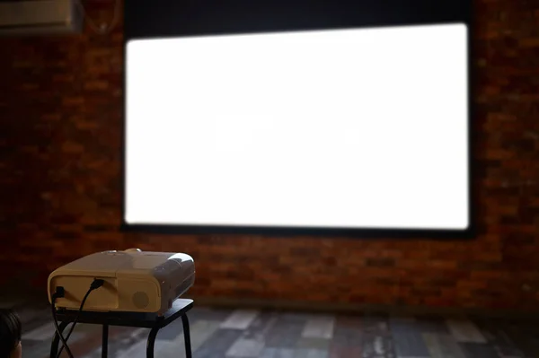 Pusty projektor telewizyjny pokazujący film widzom — Zdjęcie stockowe