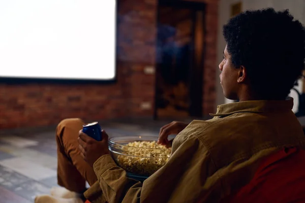 Man geniet van het kijken naar film met behulp van video projector — Stockfoto