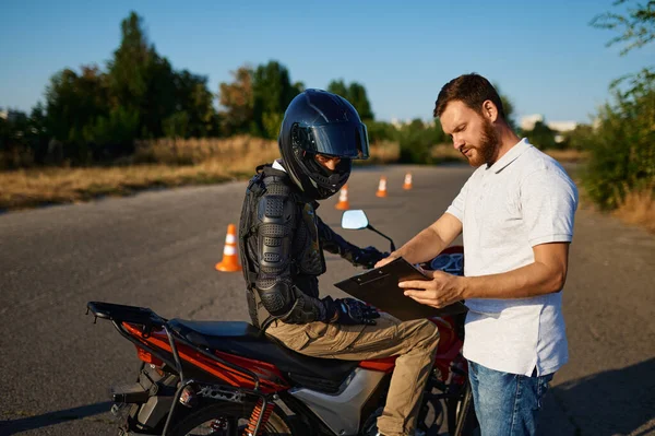 Man student och instruktör, motorcykelskola — Stockfoto