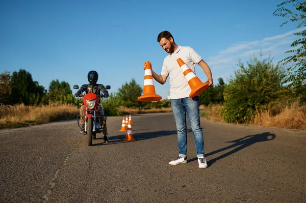 Orm ridning mellan kottar, motorcykelskola — Stockfoto